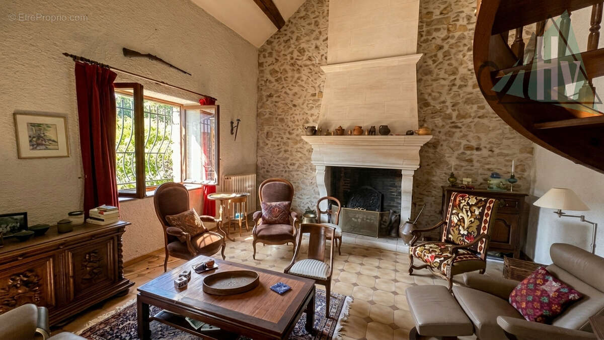 77 - VOULX, Magnifique longère en pierre de 195 m2, jardin de 1816 m2 et dépendances - photo 8
