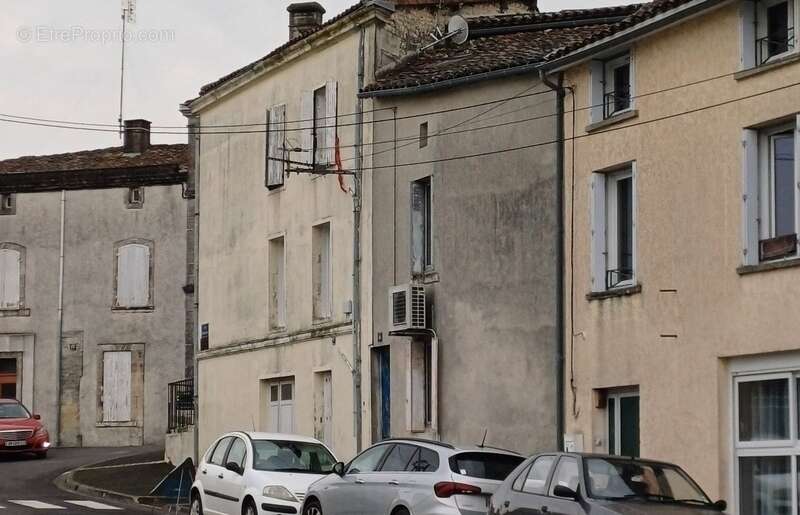 Maison à BARBEZIEUX-SAINT-HILAIRE