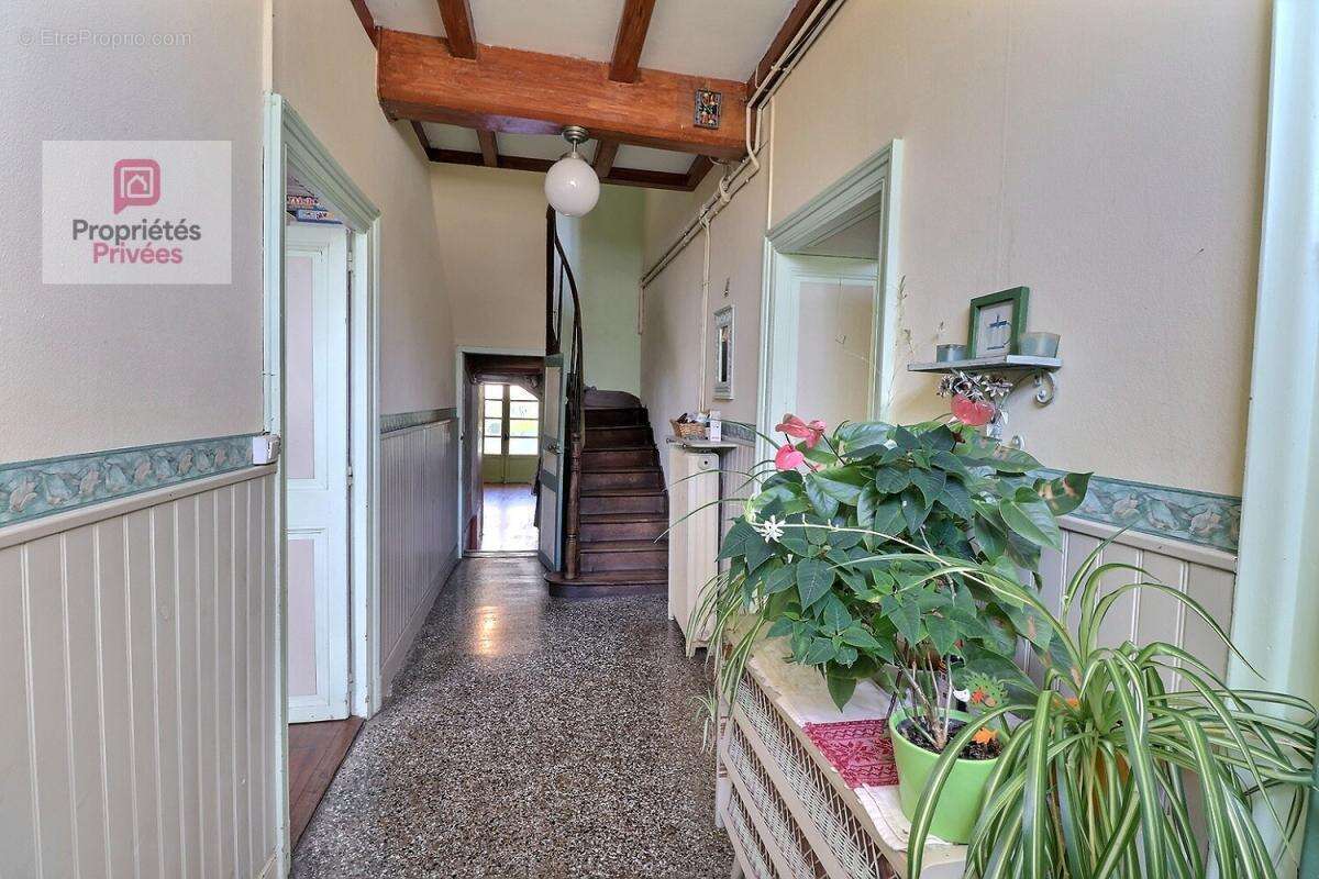 Grande maison de bourg de 193 m2 - 1 logement indépendant avec nombreuses et grandes dépendances - photo 5