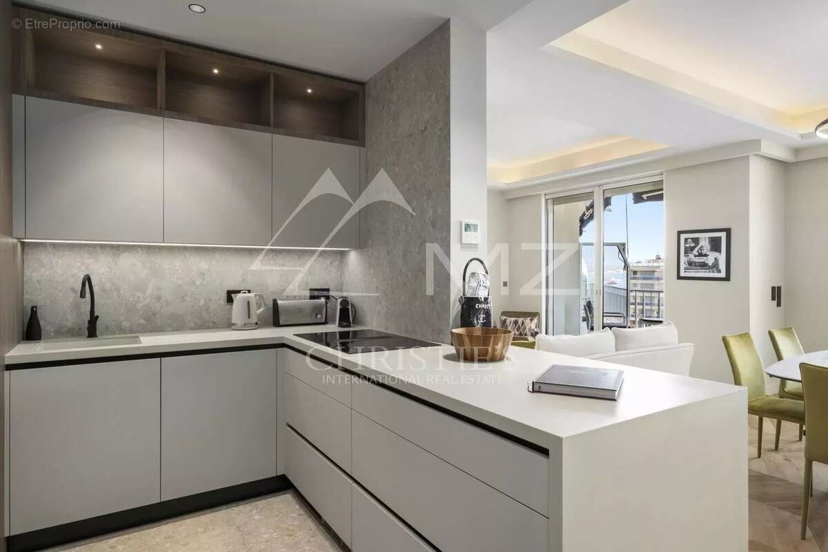 Cannes Croisette - Appartement 4 Pièces rénové - Vue mer - Etage élevé - photo 7