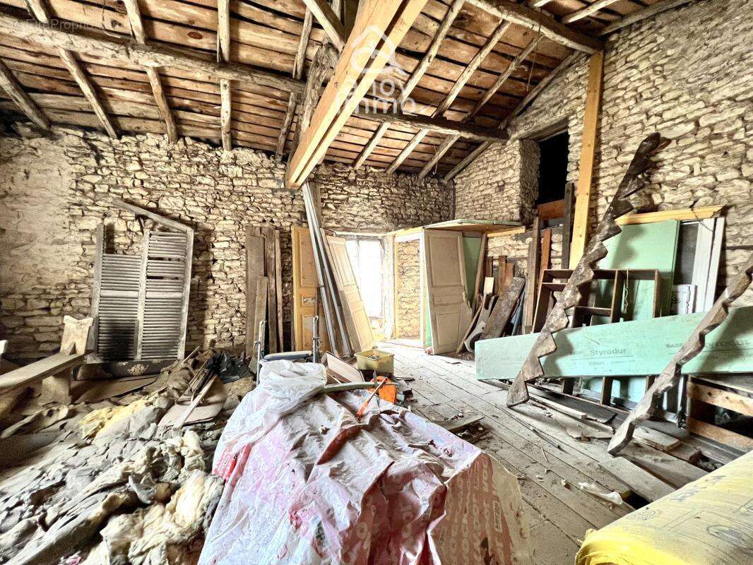 Neuville de poitou (86170) - maison à rénover - 3 chambres - - photo 9