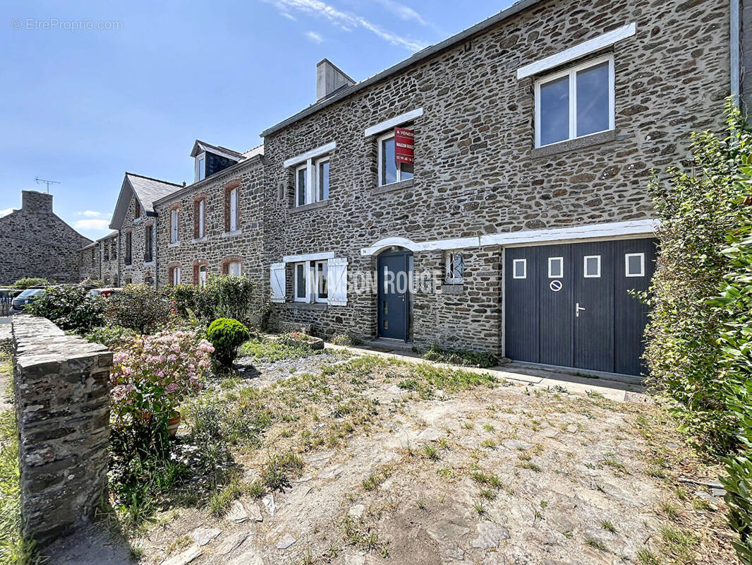 Face à la baie du Mont-Saint-Michel ? Maison familiale avec dépendance, garage et terrain de 1 700 m² - photo 1