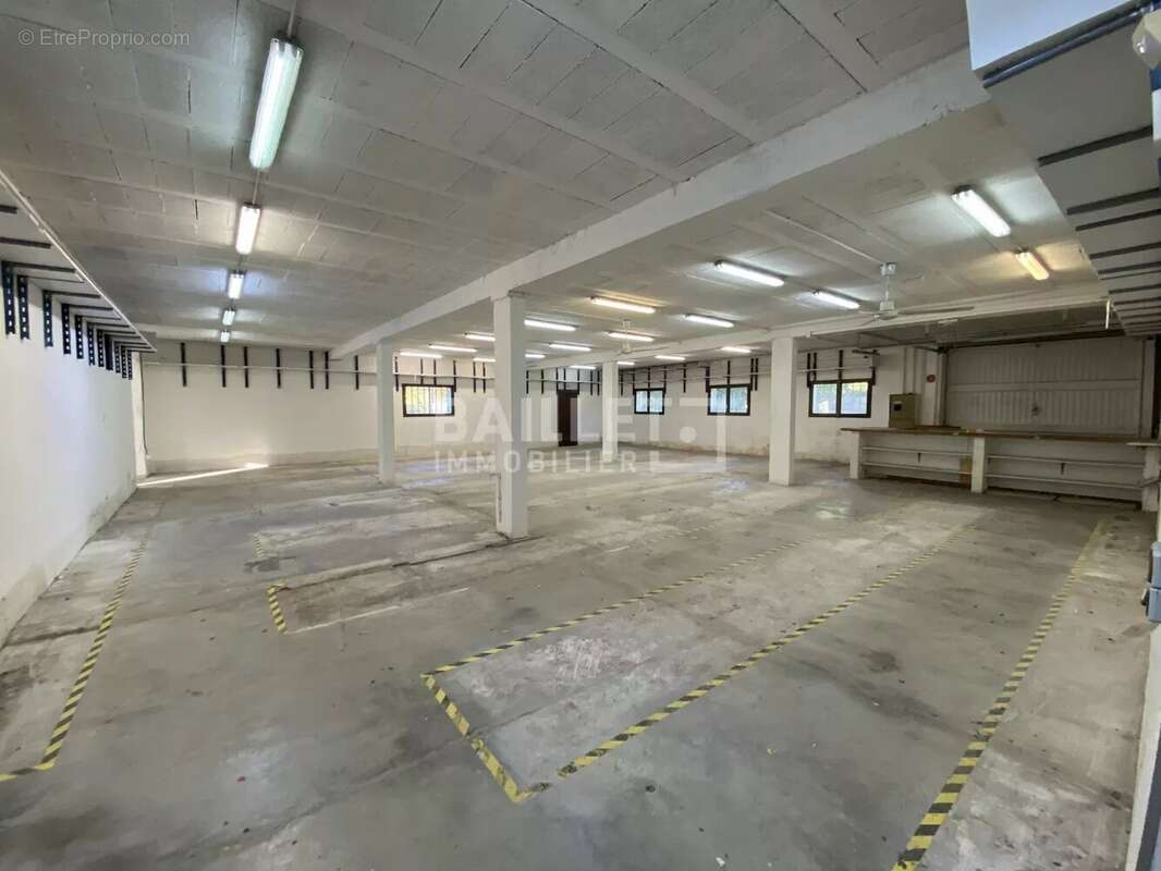 Commerce à ROQUEBRUNE-SUR-ARGENS