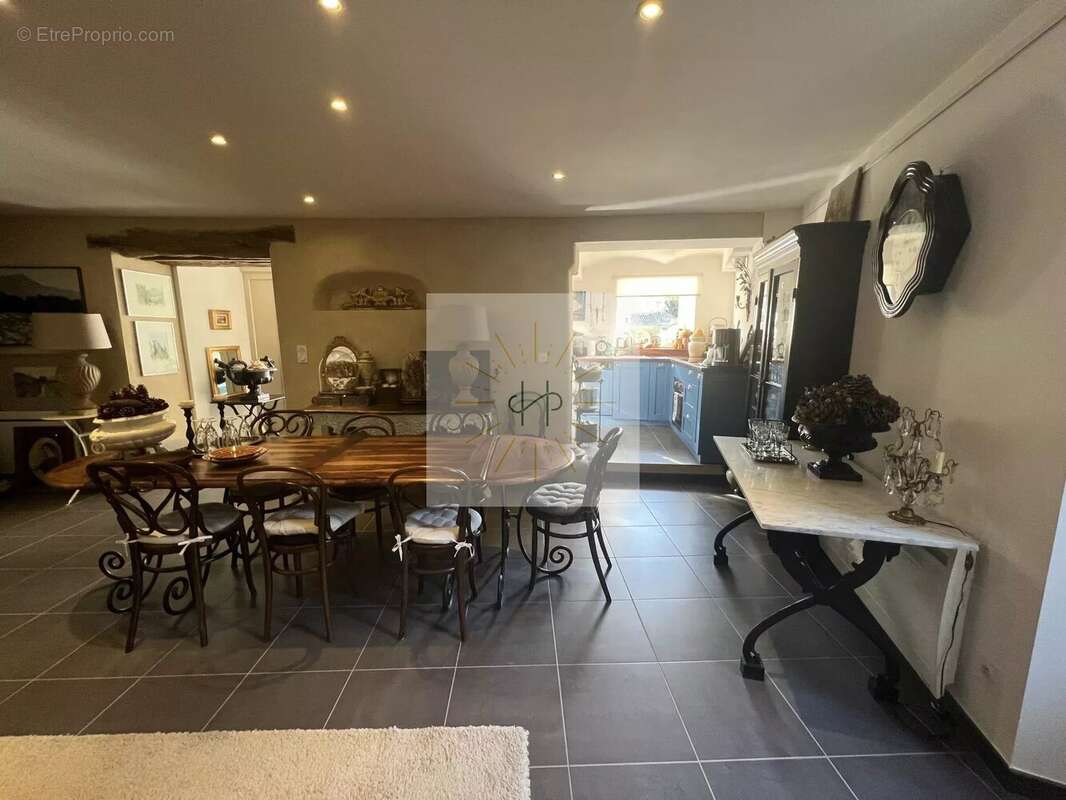 Maison à ALBA-LA-ROMAINE