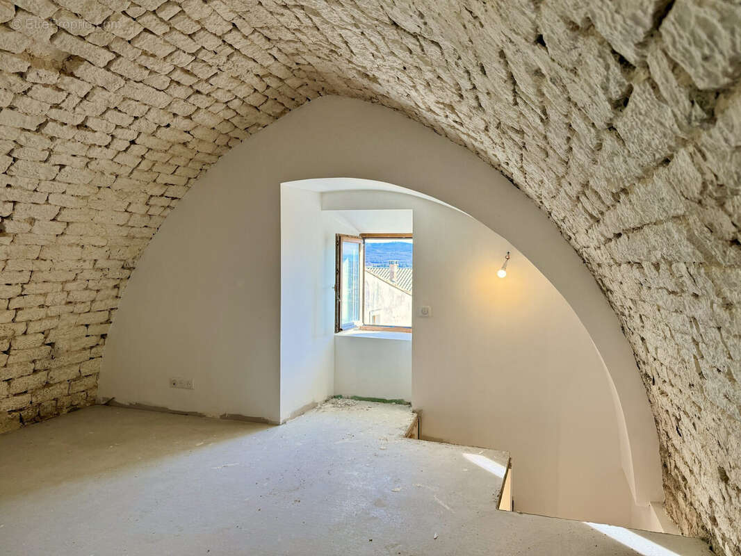 Dickjan POPPEMA vous propose une appartement T4 dans un ancien château - Appartement à SAINT-CHRISTOL