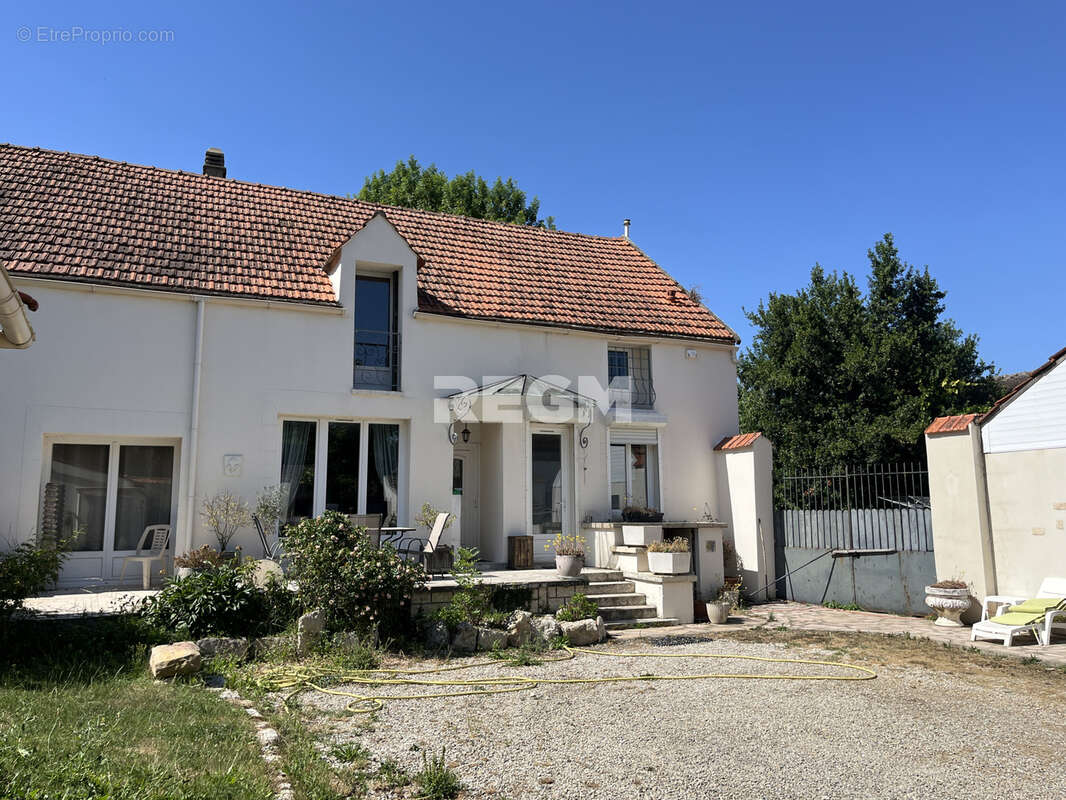 Maison à LA CHAPELLE-LA-REINE