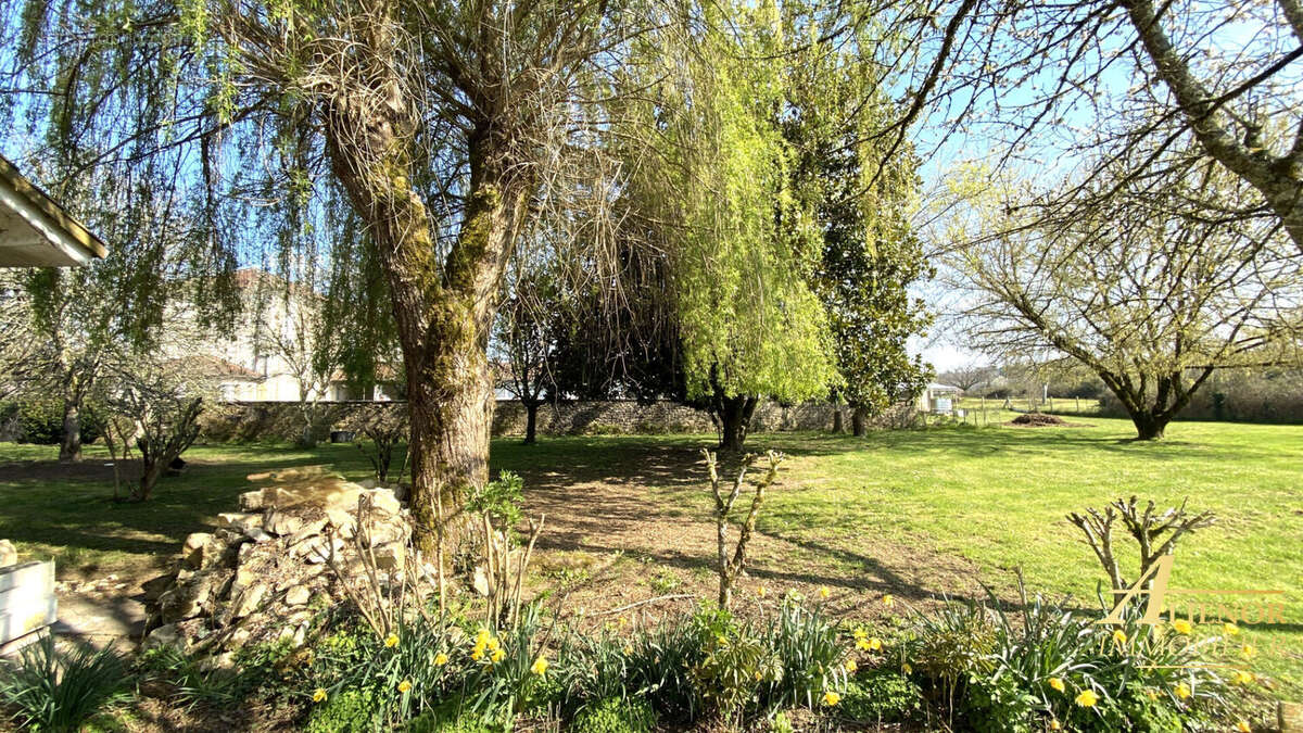 Maison de caractère rénovée avec parc arboré et dépendances - proche Saint-Pardoux-la-Rivière - photo 14