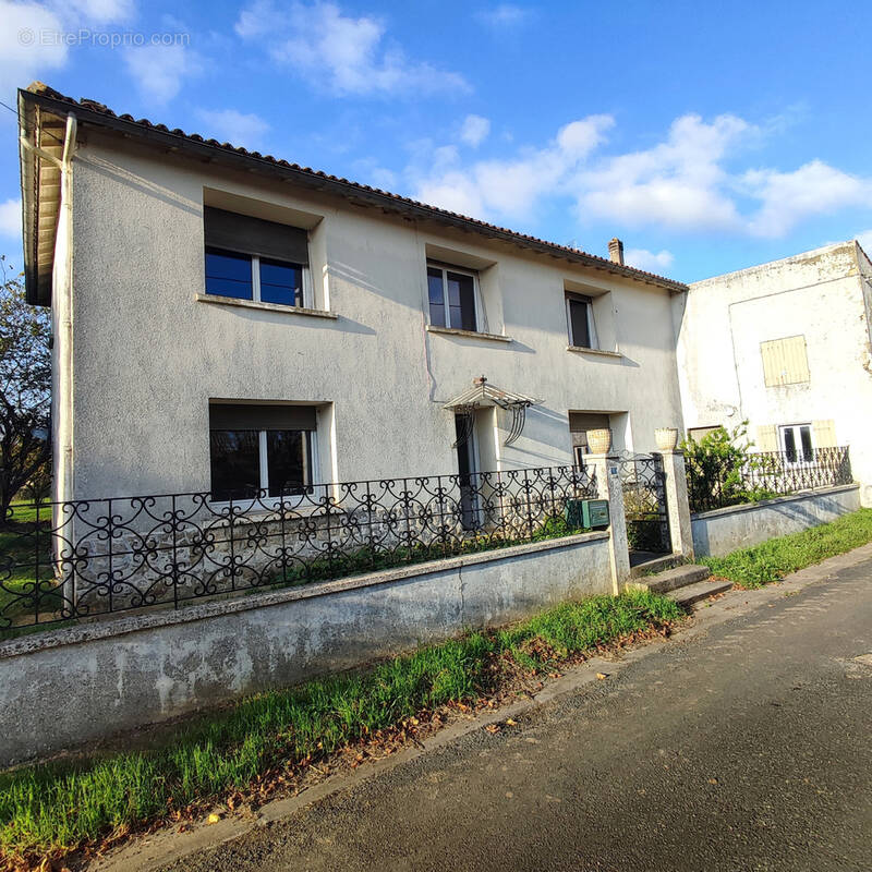 Maison à BRIZAMBOURG