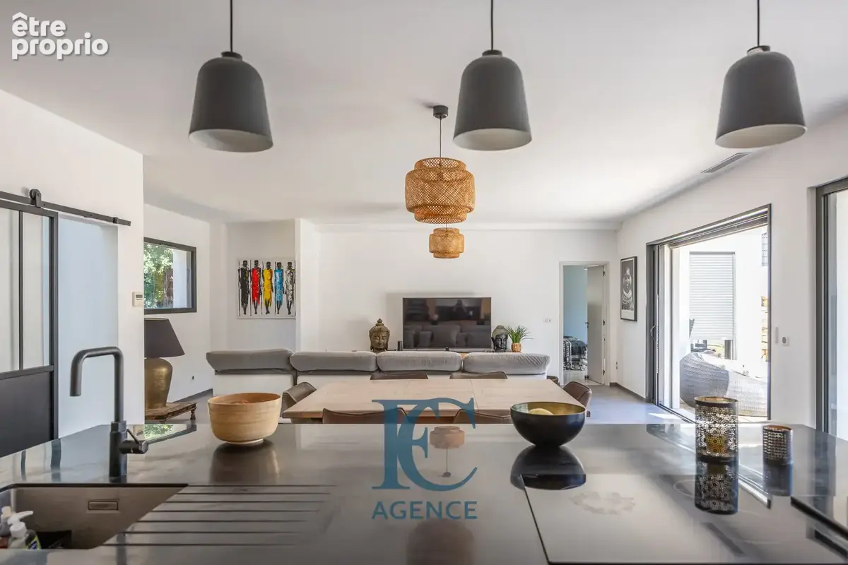 Maison contemporaine 6 pièces 190 m2 avec piscine et garage à proximité immédiate des criques - photo 4