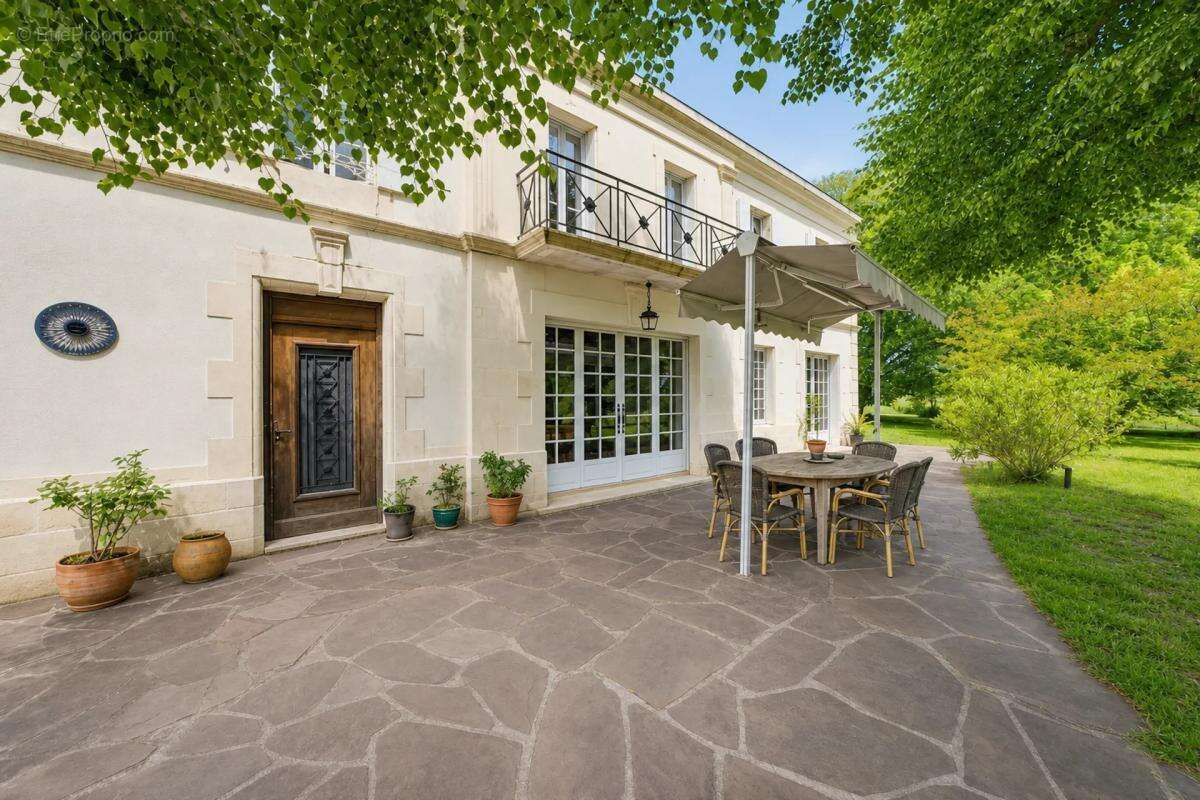 Maison de 9 pièces de 250 m² à Clérac - photo 2