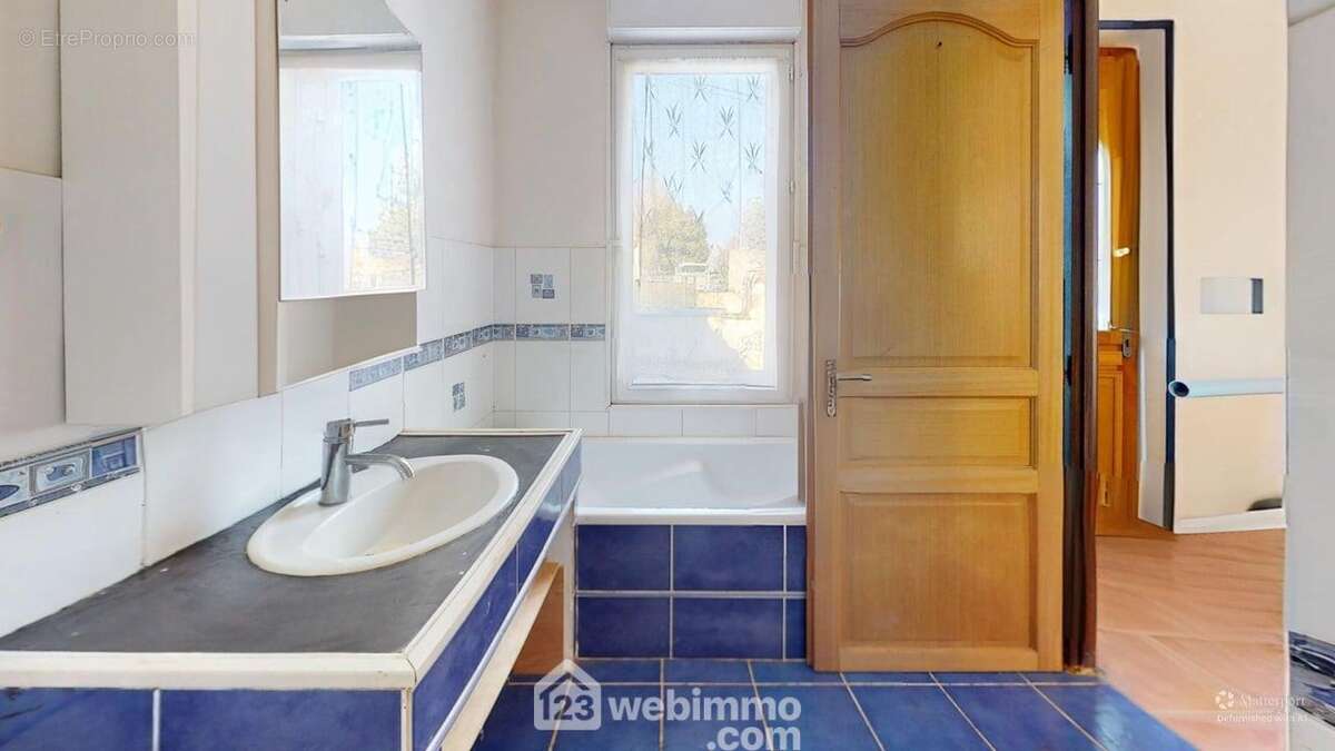 Salle d'eau avec douches et baignoire au rez-de-chaussée. - Maison à JARD-SUR-MER