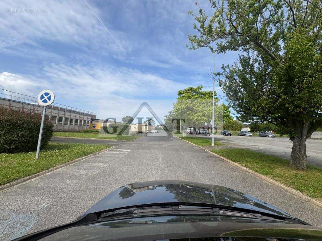 Entrepot 13 122 m² divisble a vendre a vaux le penil - photo 2