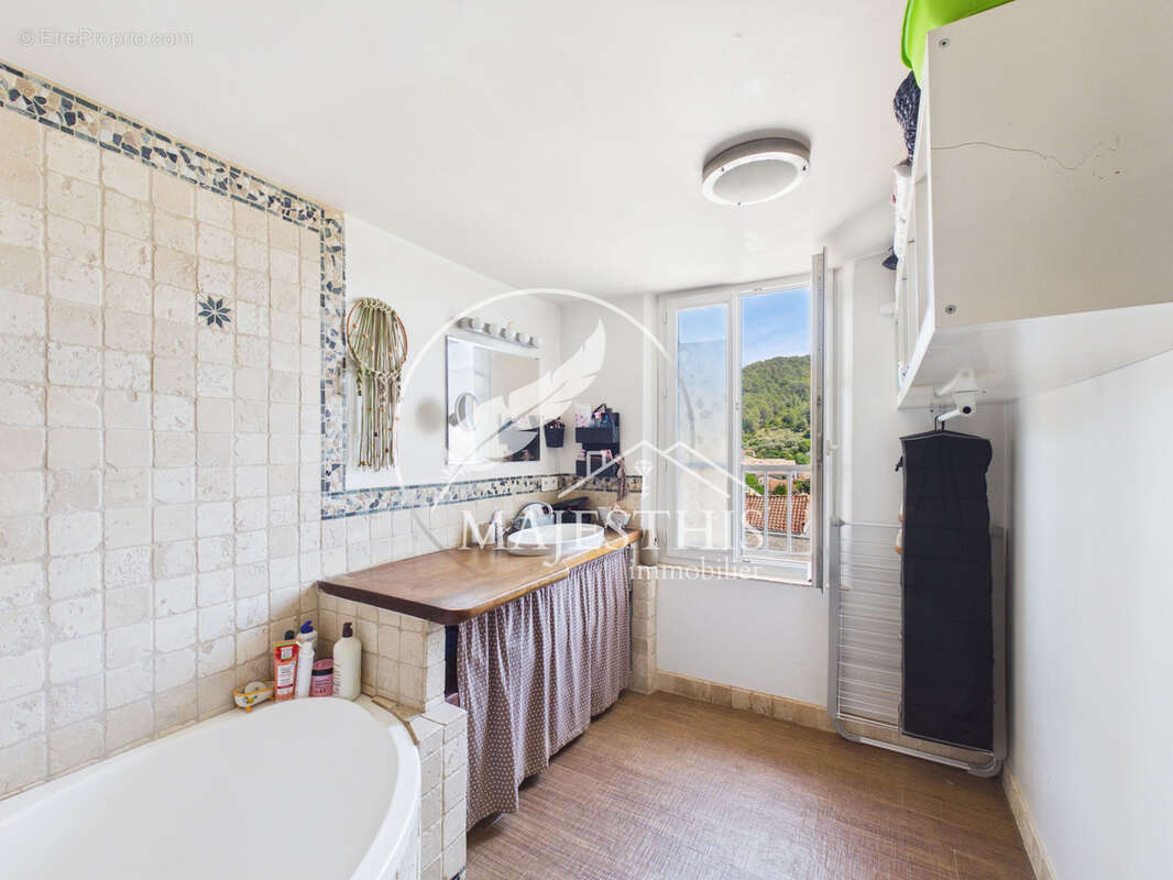 Appartement à SOLLIES-TOUCAS