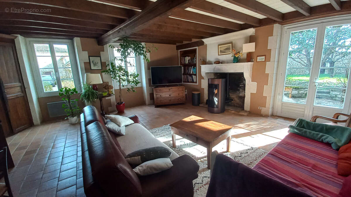 Maison à MONTIGNAC-CHARENTE