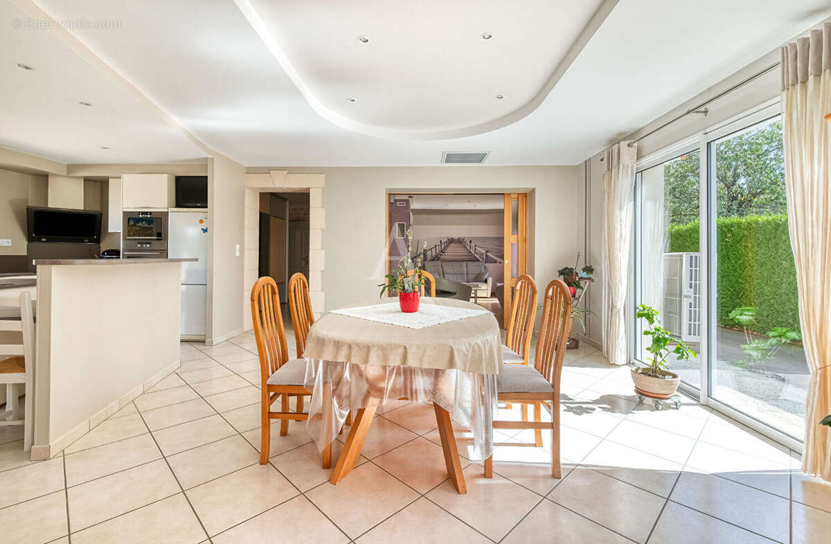 Maison à LA SALLE-DE-VIHIERS