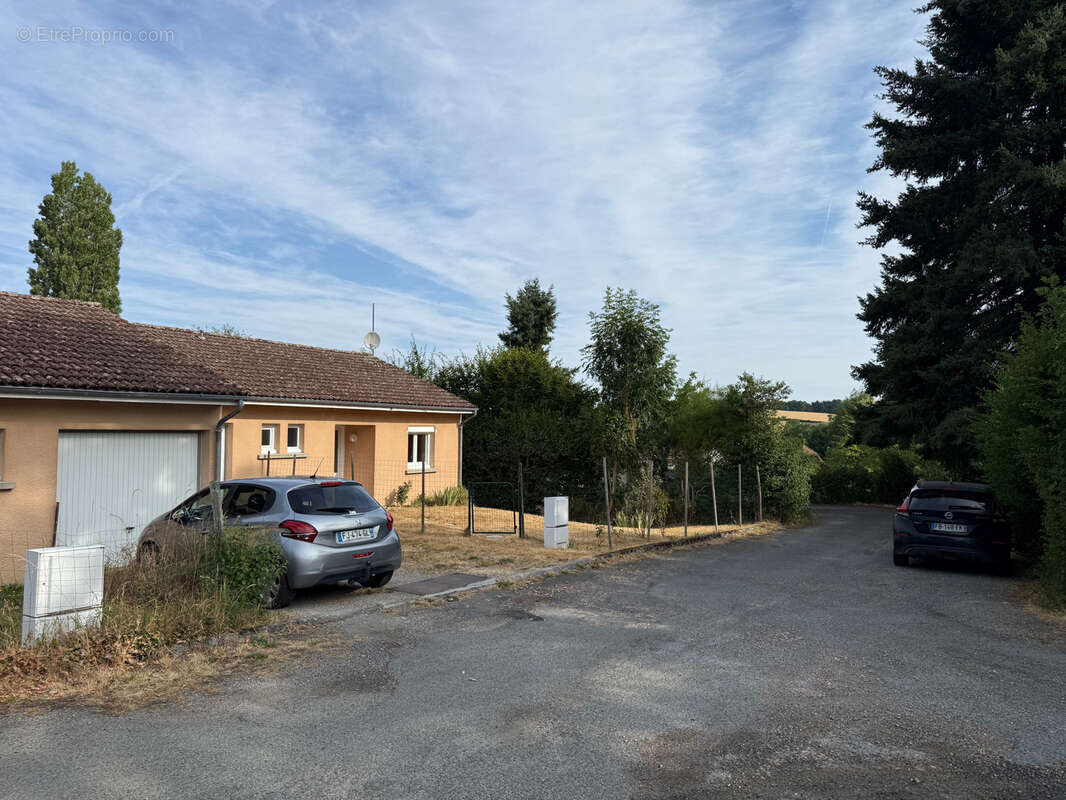 Auv 1222 : Maison de 1979, Pionsat à distance de marche, quartier arboré - photo 34