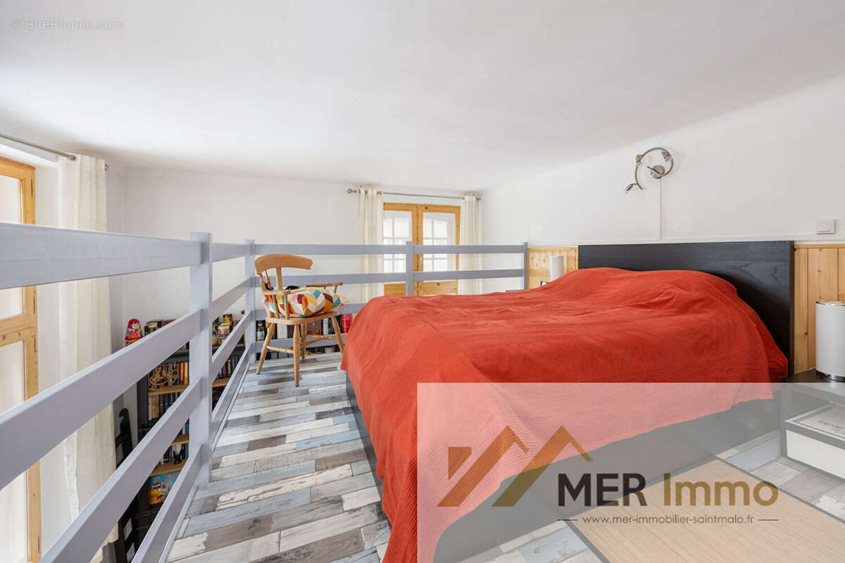 SAINT MALO INTRA-MUROS Appartement T4 de 75 m2 au 1 er étage d'une copropriété en bon état - photo 9