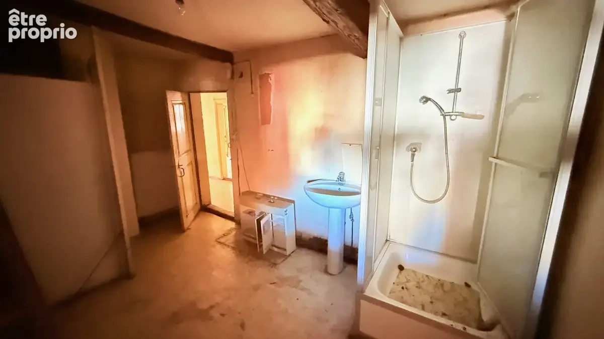 Maison de village à rénover avec cour, dépendance, garage et un beau potentiel au calme - photo 12
