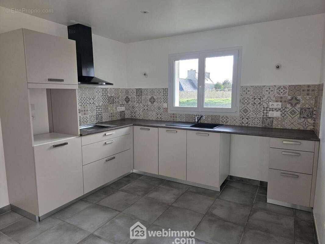 Cuisine aménagée non équipée - Maison à PENVENAN