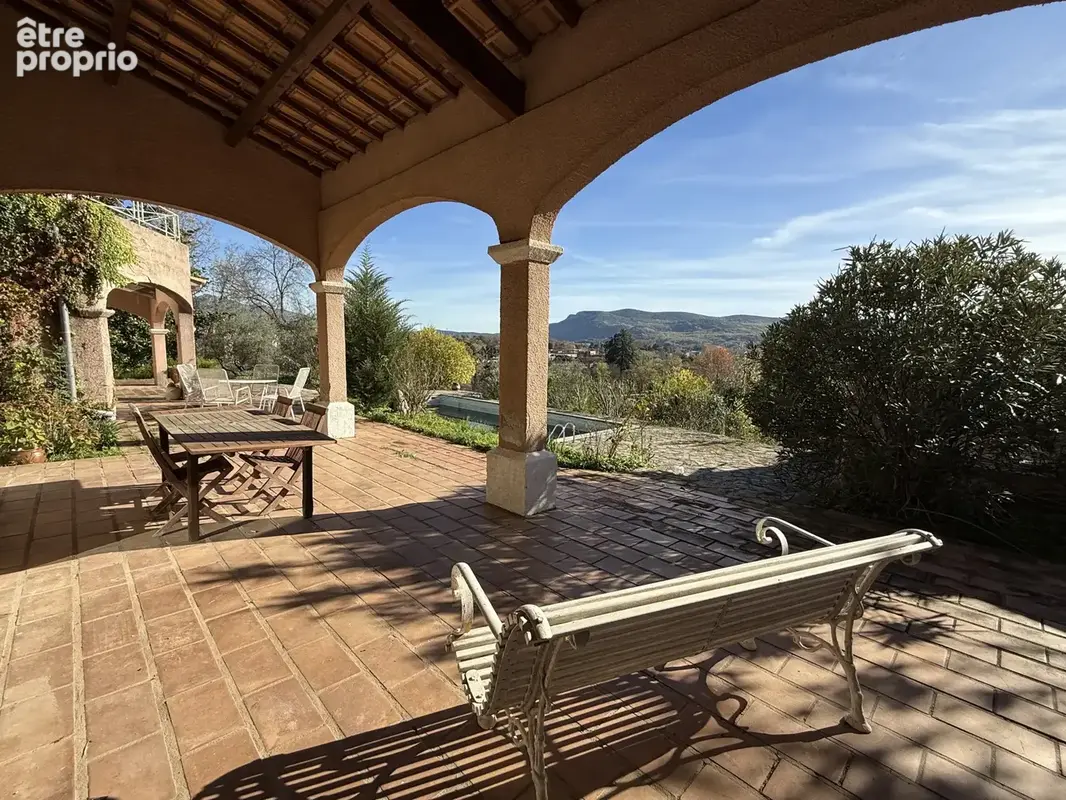 Propriété de 364 m2 sur un terrain de 6 600 m2 - photo 4