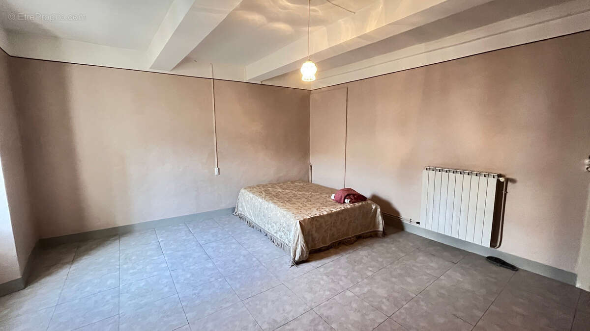 Maison à ENTRAIGUES-SUR-LA-SORGUE