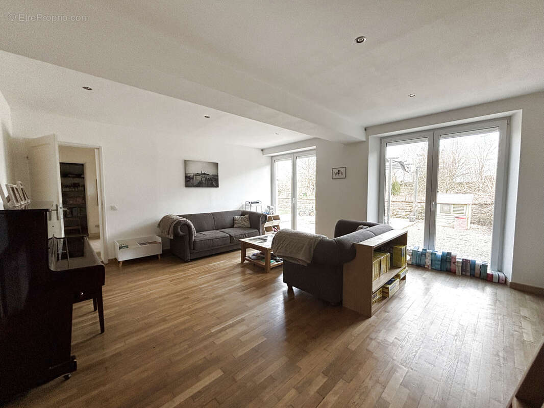 Maison à MONTLIOT-ET-COURCELLES