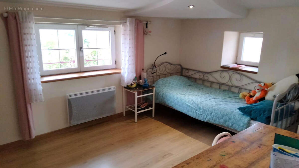 CHAMBRE - Maison à COULGENS