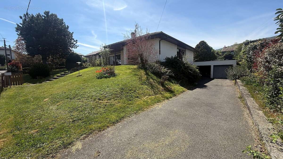 Accès principal et cour de stationnement - Maison à REIGNIER