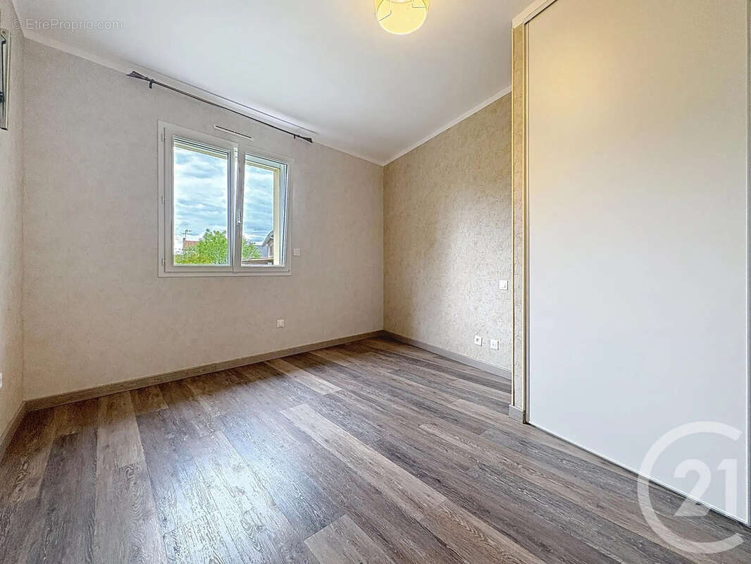 Maison à LA CHAPELLE-SAINT-LUC