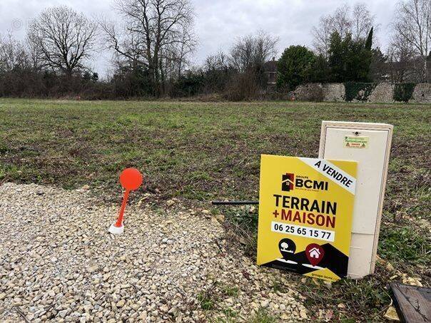 Terrain à AIGRE