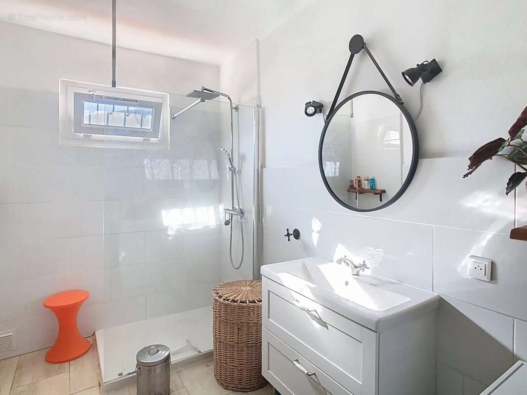 Maison 118m2 (F3 + Studio), jardin 400m2, cave. - photo 6