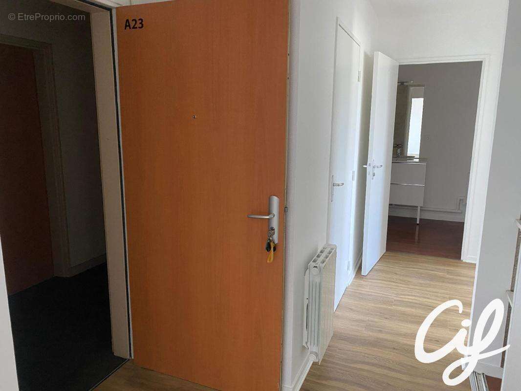 Appartement T3 La Vergne - 64.73 m2  155 000 Euros - photo 4