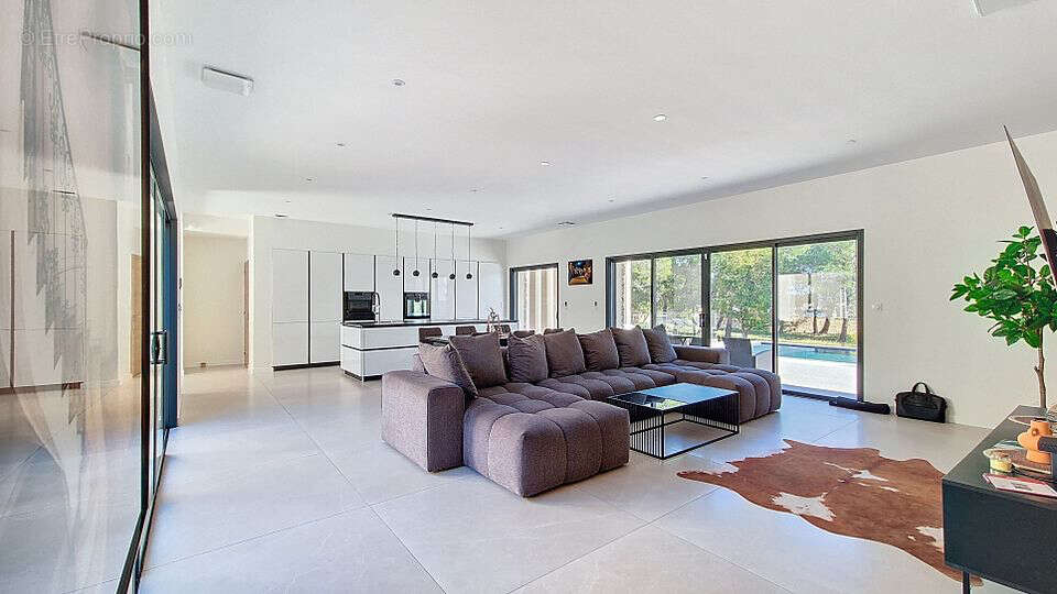 Élégante villa contemporaine de plain-pied dans un domaine résidentiel prisé - photo 5
