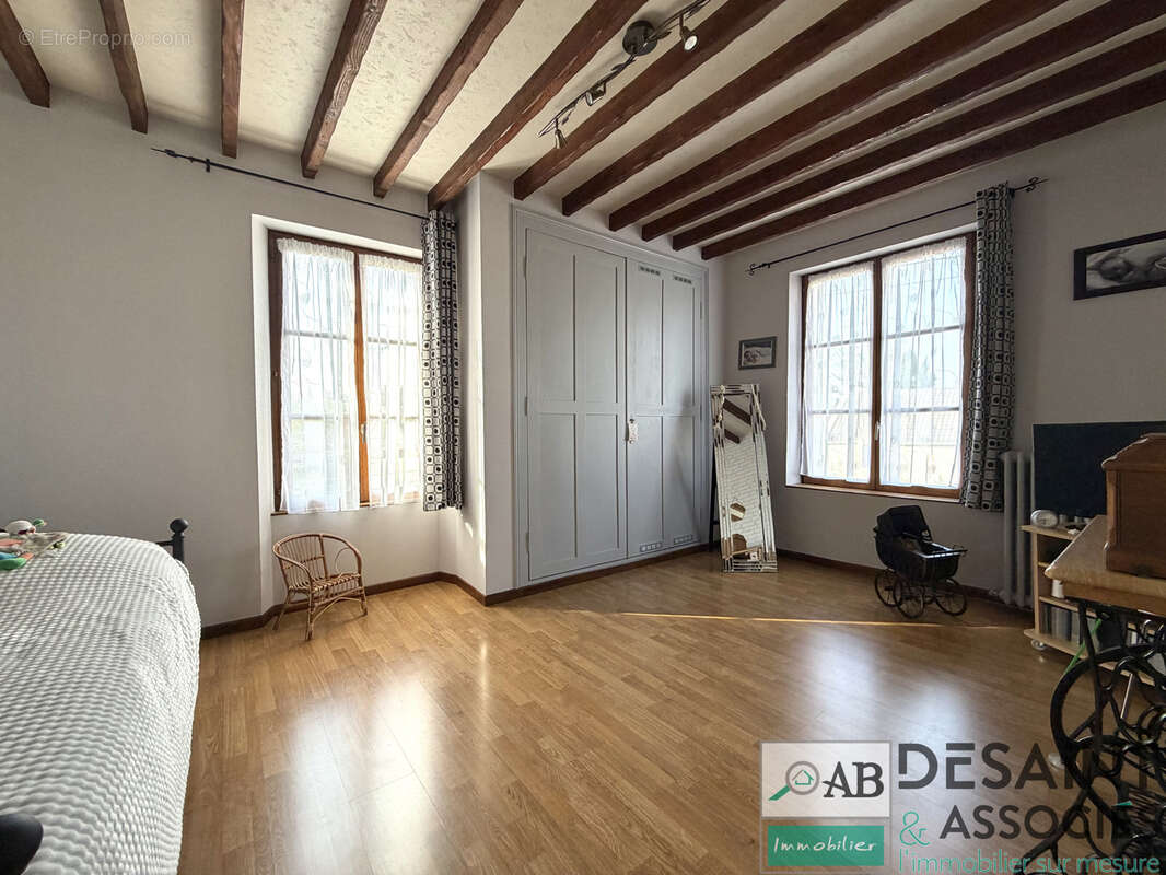 Maison à CONDE-SAINTE-LIBIAIRE