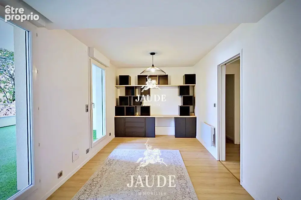 A VENDRE Appartement T3 rénové de 128 m2 avec deux terrasses, vue sur le Puy de Dôme, garage et parking - photo 9