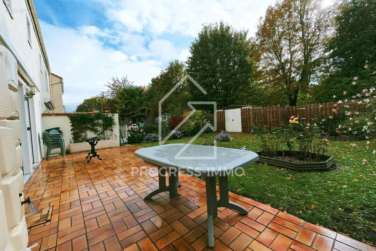 Appartement à COMBS-LA-VILLE