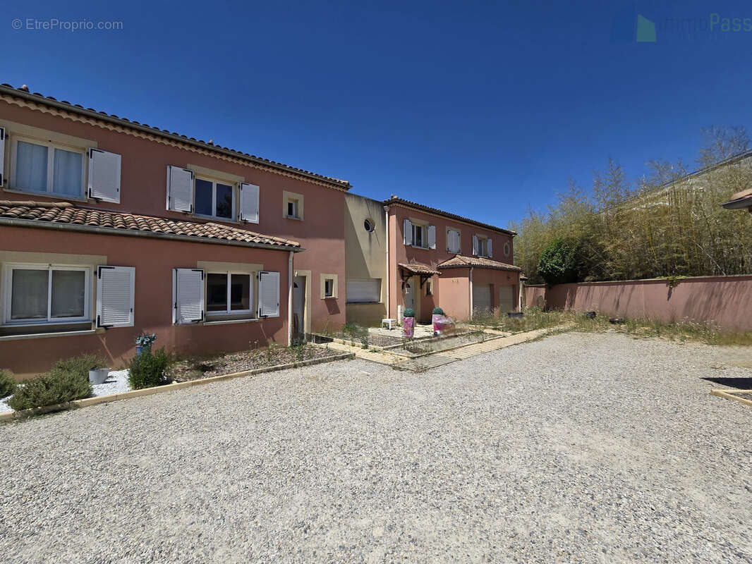 A MEYZIEU, LE GRAND LARGE CARREAU, agréable Maison de type 4 dans un tout petit lotissement. - photo 16