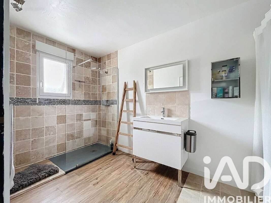 Maison 251 m² à Saint-Regle  - photo 6