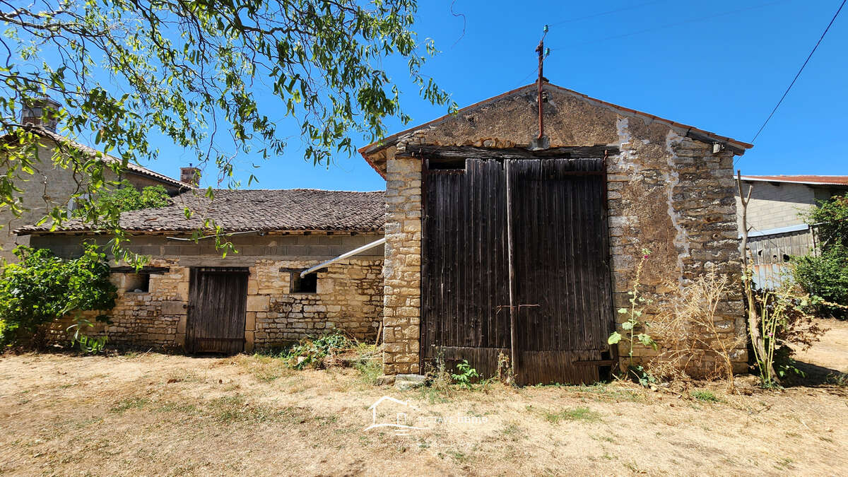 Maison indépendante avec vie de plain-pied et nombreuses dépendances - photo 10