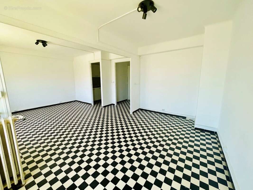 Appartement à MARSEILLE-5E