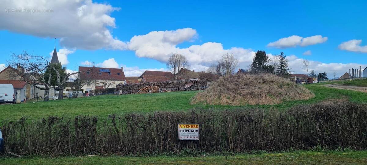 Terrain à SAINT-AUBIN-EN-CHAROLLAIS