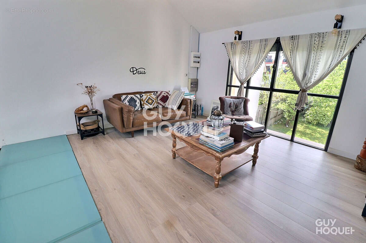 Maison à SAINTE-GENEVIEVE-DES-BOIS