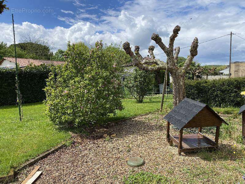 Maison à COUZE-ET-SAINT-FRONT