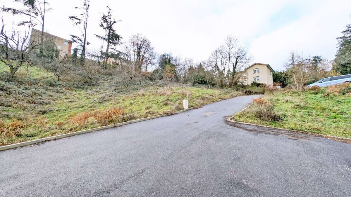 Terrain à SAINT-PRIEST-EN-JAREZ