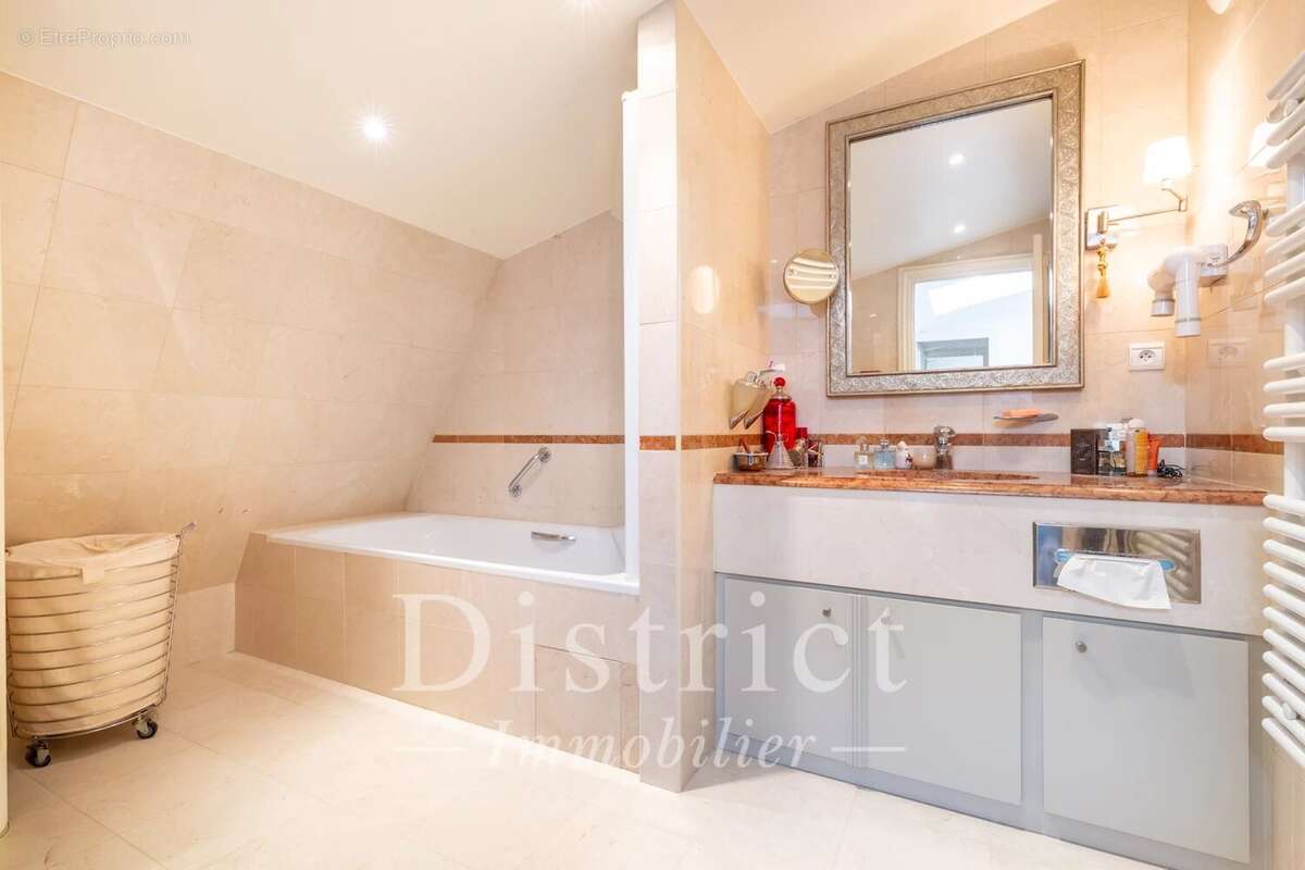 Appartement à PARIS-8E