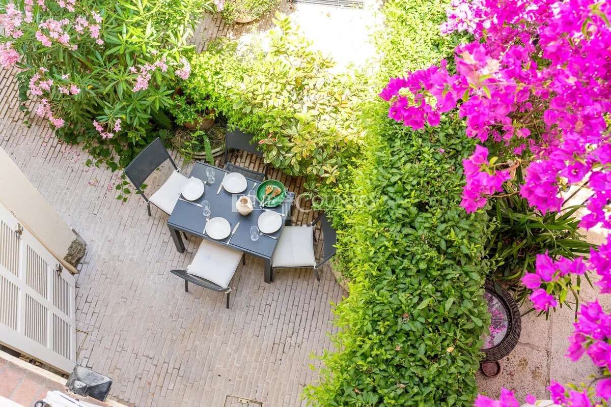 À vendre – Coeur de MOUGINS VILLAGE - Ensemble unique de deux maisons avec vue mer - photo 6