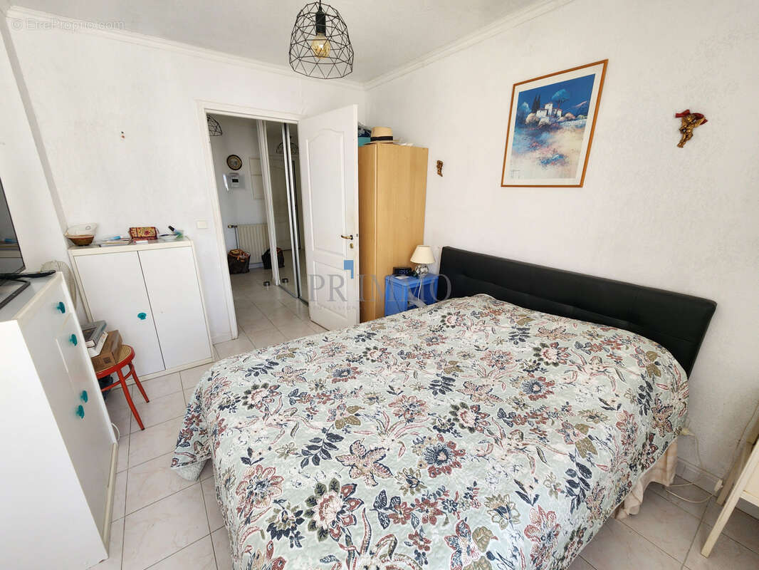 St raphael centre ville - t2 54m2 + garage et cave - photo 11