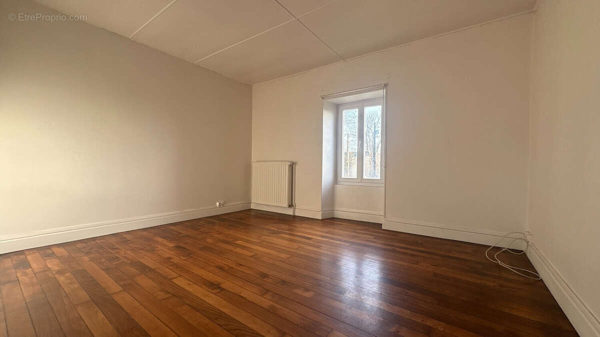 Maison 112 m² à Tralaigues  - photo 3