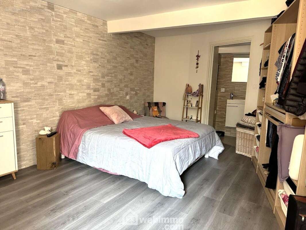 Une suite parentale de 21m² avec sa salle de douche, un bureau, une buanderie et un WC séparé terminent le rez-de-chaussée. - Maison à SAINT-AMAND-SUR-SEVRE