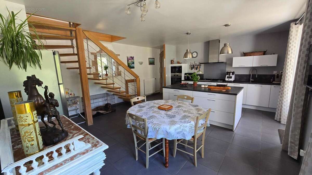 Maison 235 m² à Queaux  - photo 9
